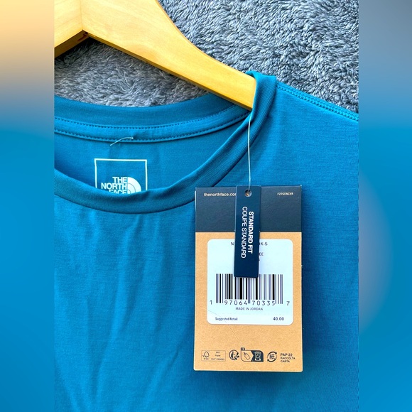 The North Face Standard Fit Crew Tee! Loosefit - Picture 3 of 6